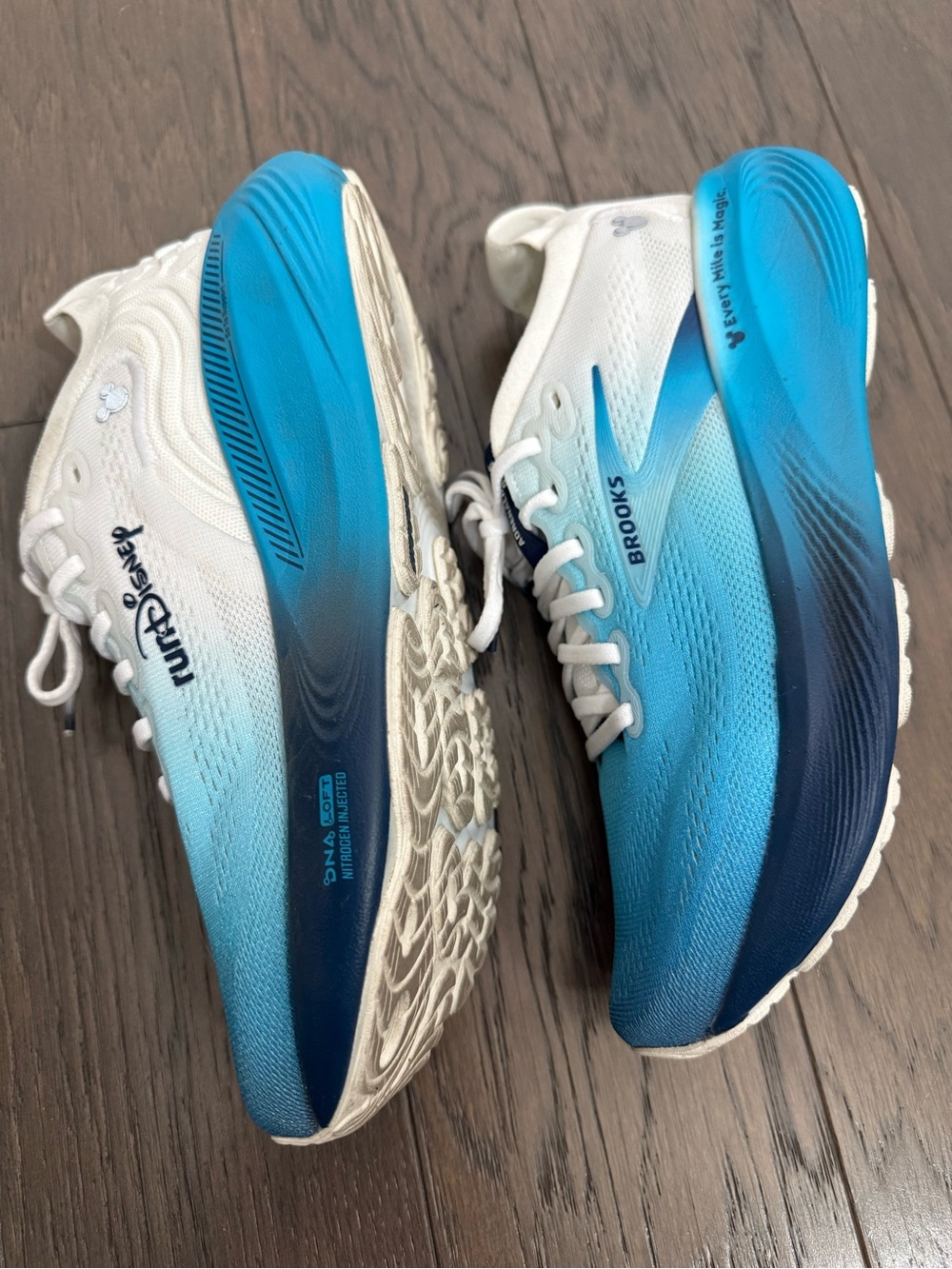 runDisney Brooks Men's Blue White Gradient Athletic Running Shoes Adrenaline 25 - Picture 2 of 8